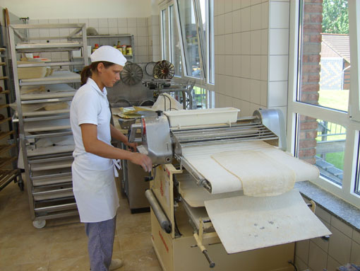 Lehrling im Bäckerhandwerk bei der überbetrieblichen Unterweisung
