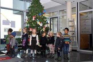 Kindergartenkinder schmücken den Weihnachtsbaum der Kreishandwerkerschaft
