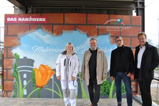 Maler-Azubis der Malerinnung Bergisches Land verschönern Pfeiler der Campusbrücke in Opladen
