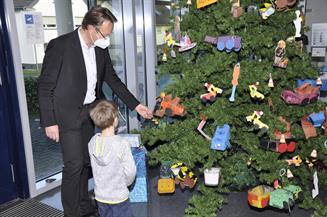 Kita-Kinder schmücken den Weihnachtsbaum der Kreishandwerkerschaft
